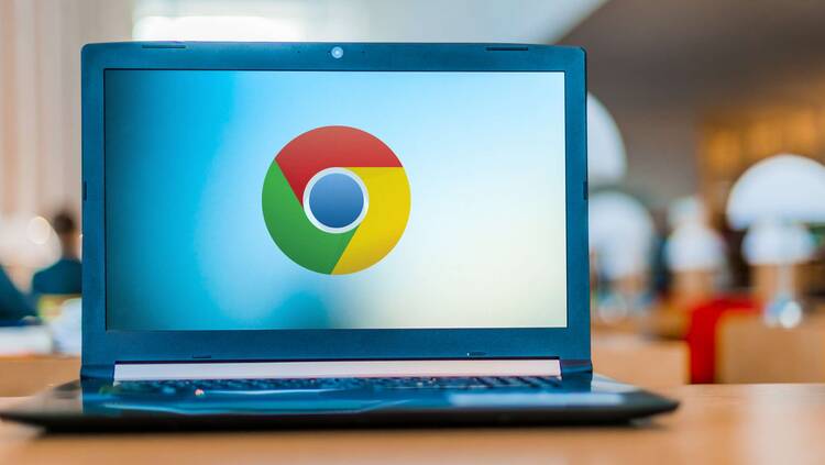 Laptop mit Google Chrome Logo auf Display