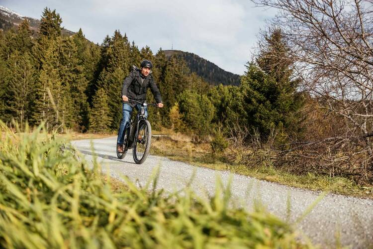 Ein Radfahrer fährt durch die Landschaft