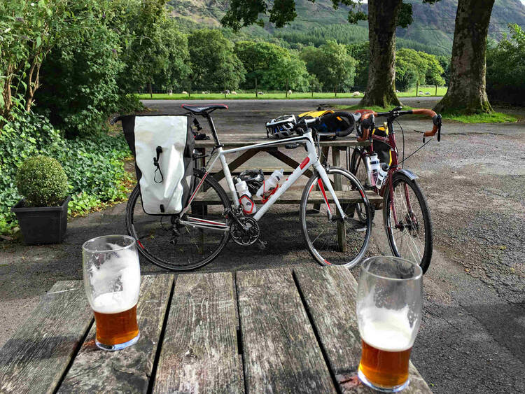 Bier trinken in der Radtour-Pause