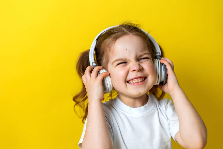 Kind hört gespannt mit Kopfhörern
