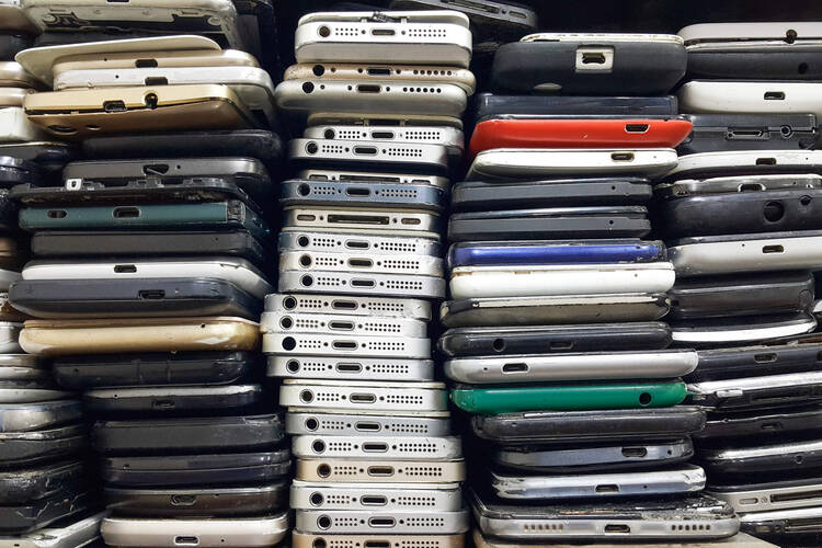 Viele Smartphones aufeinander 