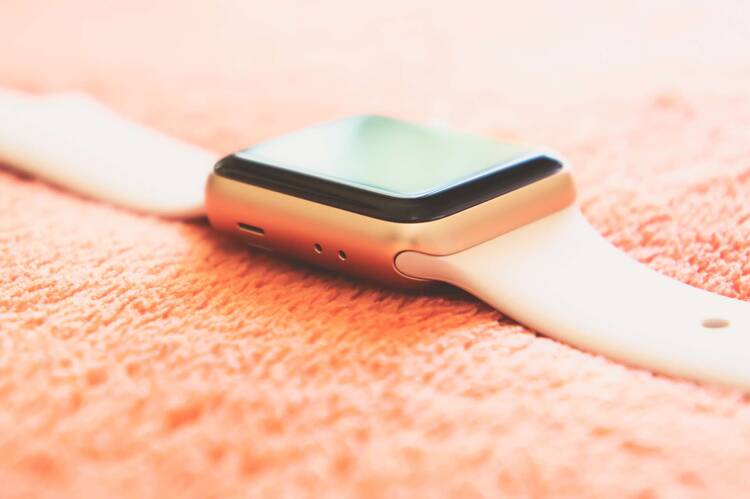 Apple Watch liegt auf Tisch
