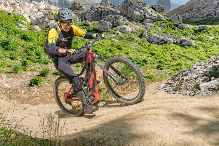 E-Mountainbike Fahrer fährt sportlich durch die Berge