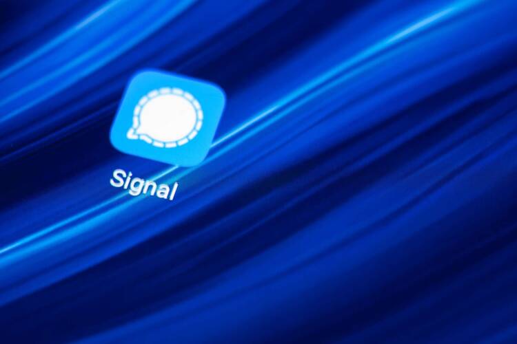 Signal App Symbol auf blauem digitalen Hintergrund