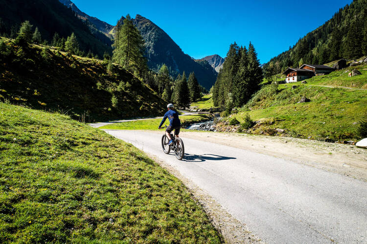 Ein Fahrradfahrer fährt durch die Berge