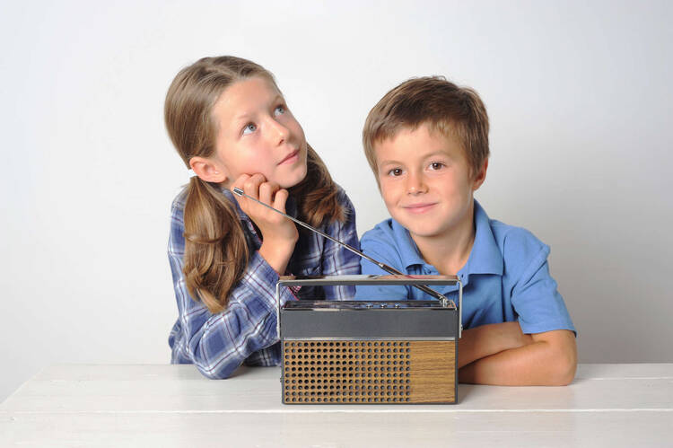 Zwei Kinder hören Musik 