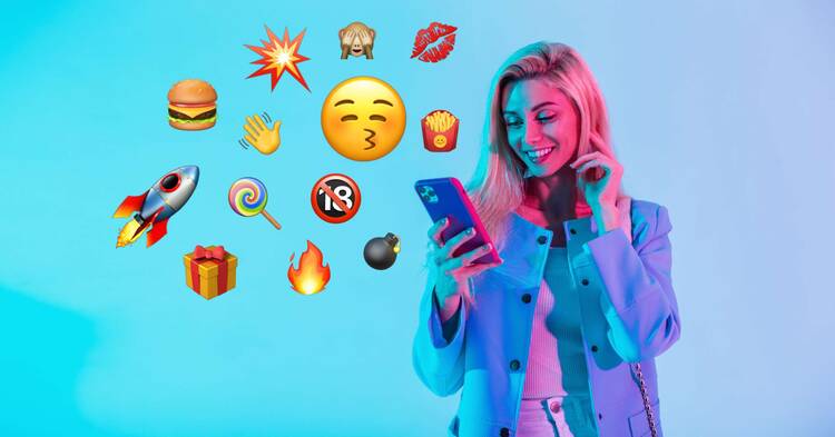 Frau schaut in hellblauer Umgebung lächelnd auf ihr Smartphone, aus dem Emojis strömen