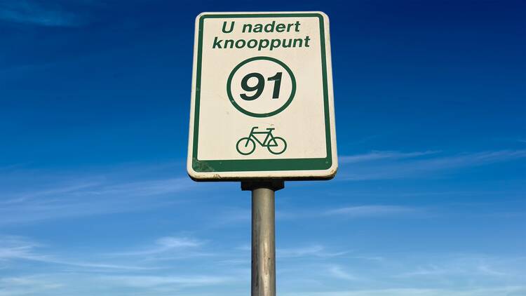 Schild mit Radwegnummer aus den Niederlanden