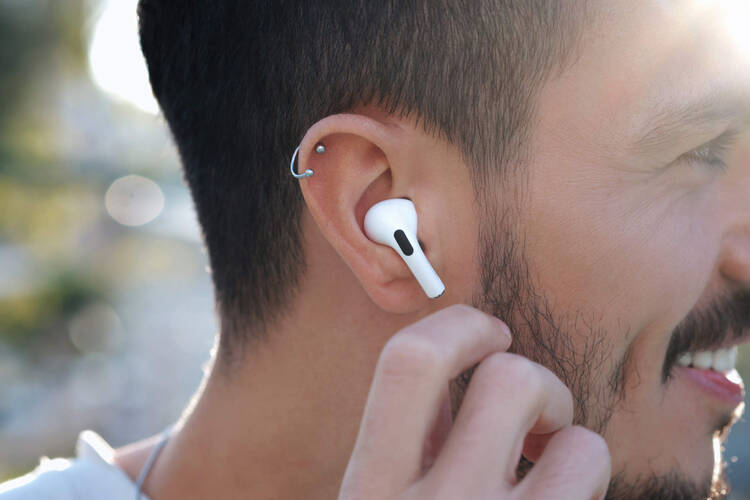 Mann hat Bluetooth-Kopfhörer im Ohr