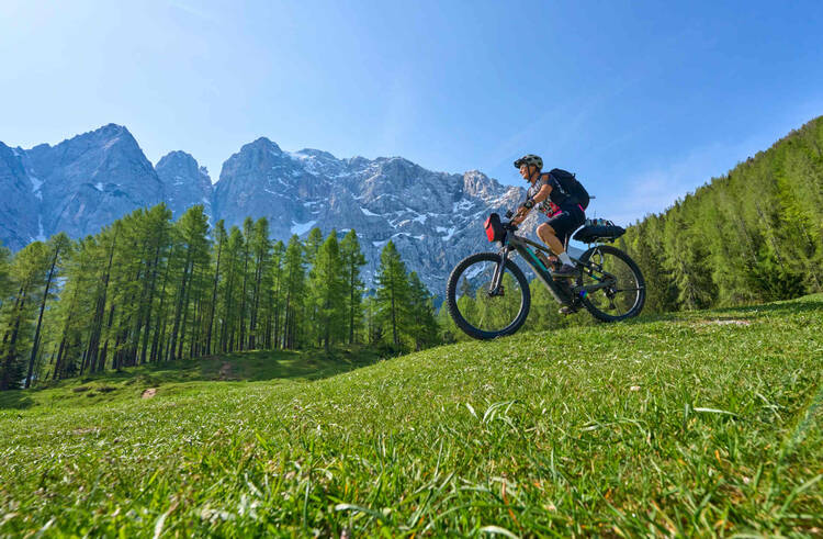 E-Mountainbikerin in den Alpen