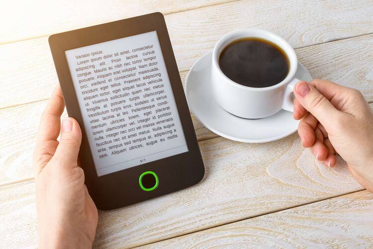 eBook-Reader und eine Tasse Kaffee