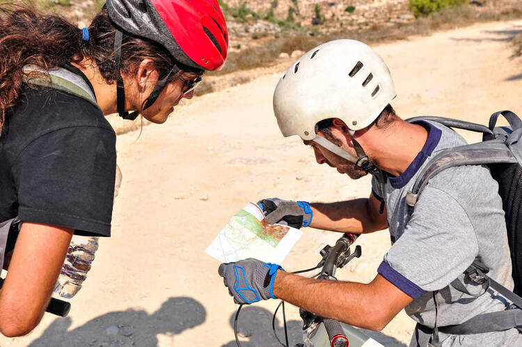 Zwei Radfahrer lesen eine Landkarte