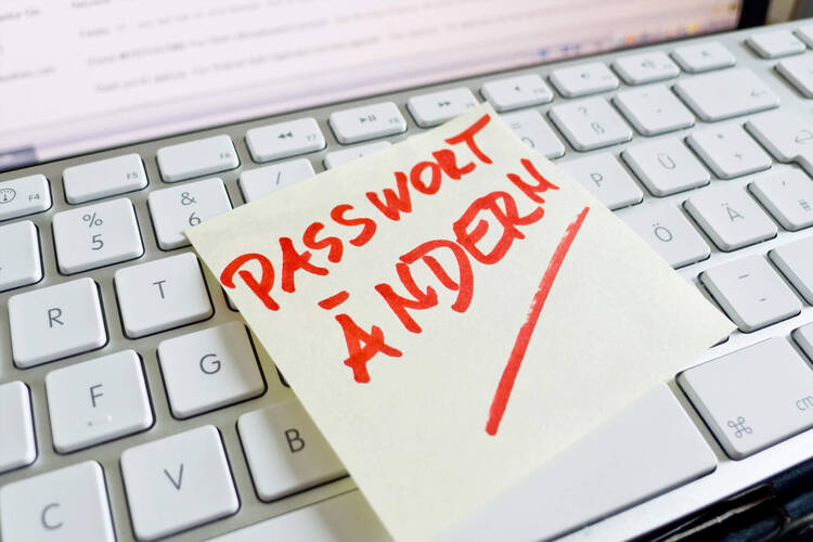 Passwort ändern Zettel liegt auf der Tastatur