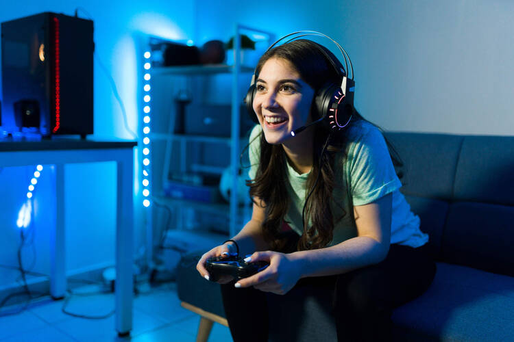 Frau spielt online mit Freunden Playstation