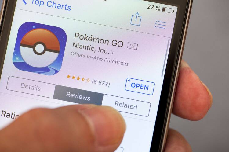 Handy mit Pokémon-Go-App im App-Store