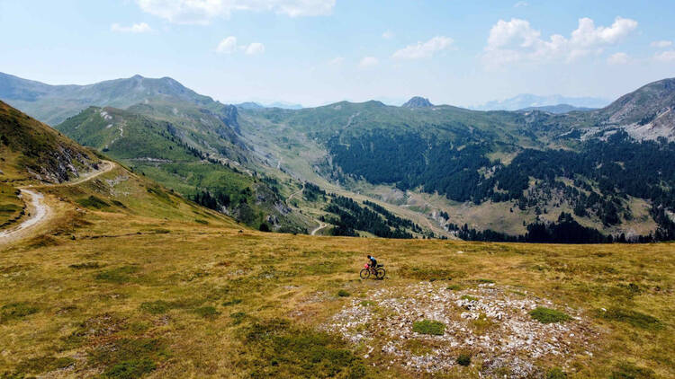 Fahrradfahrer fährt durch die Berge in Albanien