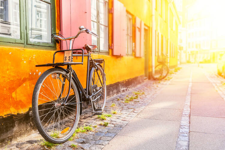 Ein Fahrrad angelehnt an einem gelben Haus