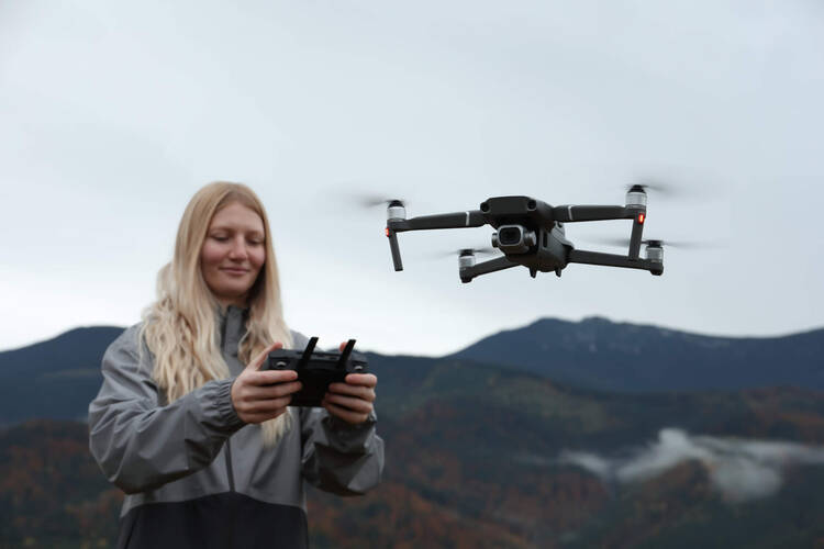 Frau steuert Drohne