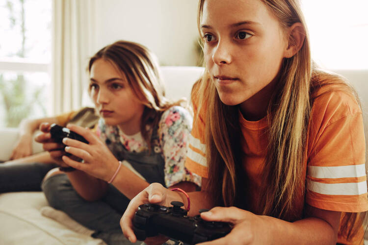 Zwei Kinder spielen Videospiele