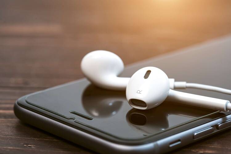 iPhone mit Apple EarPods. 