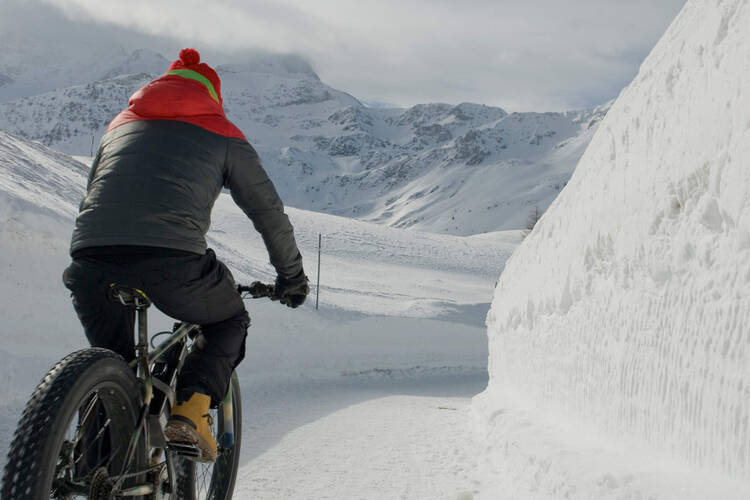 Ein E-Bike Fahrer durch den Schnee