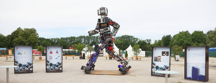 WERTGIGANT, großer Schrottroboter auf einem Platz