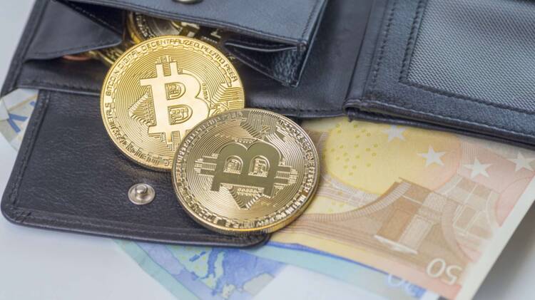 Münzen mit Bitcoin Motiv in Portemonnaie