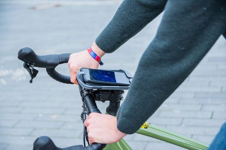 Fahrendes Fahrrad mit Smartphone in einer Halterung