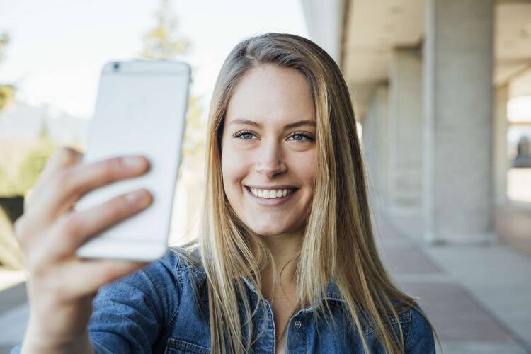 Frau nutzt FaceTime mit dem iPhone