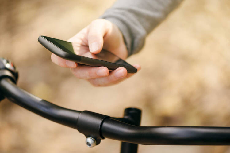 Fahrradfahrer bedient ein Smartphone