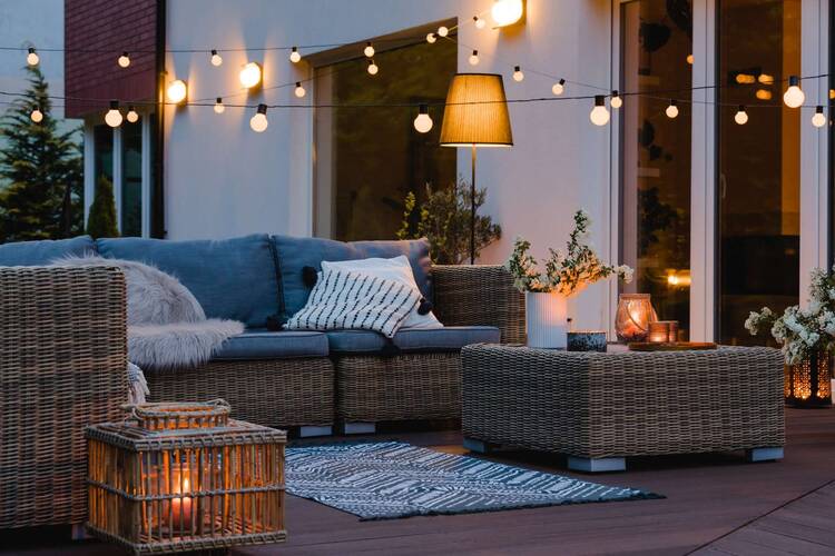 Schön beleuchtete Terrasse mit Lounge-Möbeln