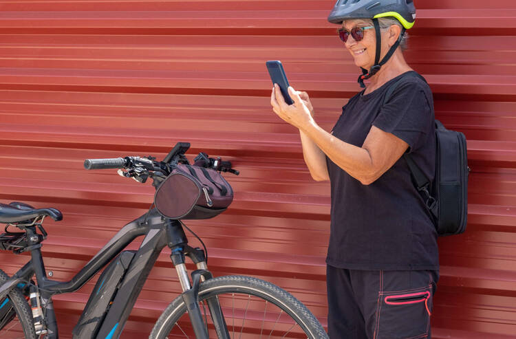 Frau bedient ein Smartphone