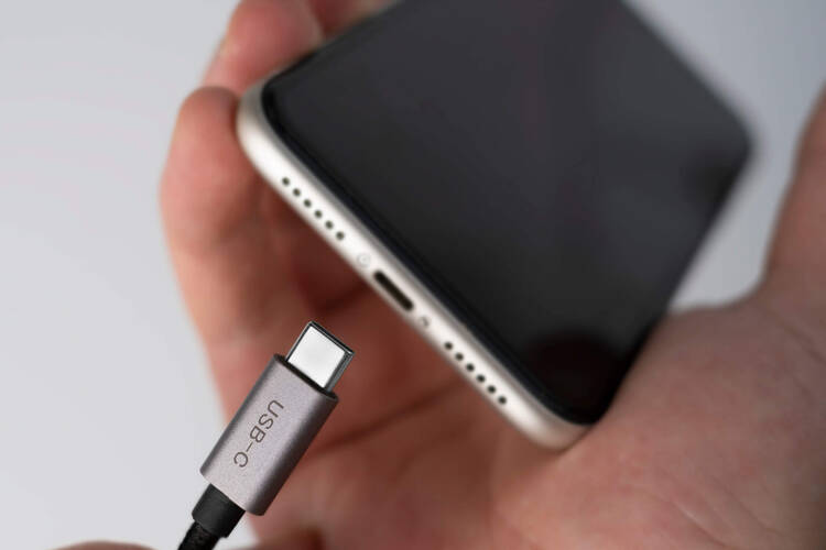iPhone Ladebuchse mit USB-C Kabel laden