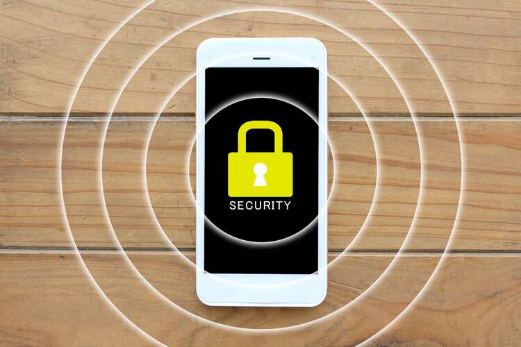 Smartphone zeigt ein gelbes Vorhänge schloss mit der Unterschrift Security