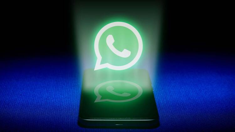 Hologramm von WhatsApp Logo über Smartphone Display