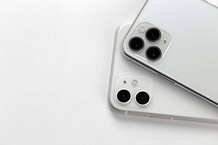 Zwei weiße iPhones übereinandergestapelt