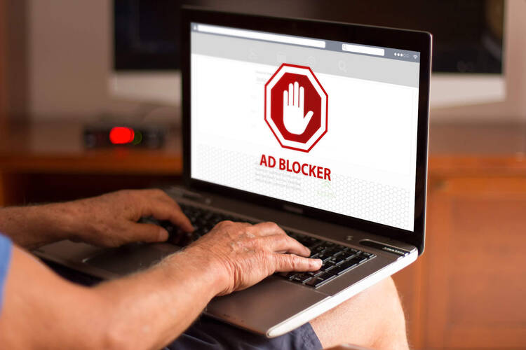 Laptop Bildschirm zeigt Adblocker an