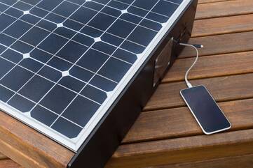 Solaranlage mit Ladekabel und Smartphone