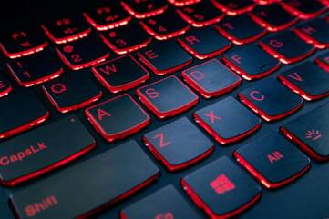 Die Tastatur des Acer Nitro 5 Spin leuchtet rot.