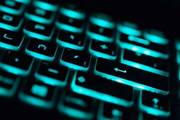 Die Tastatur des Acer Predator Triton leuchtet blau.