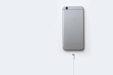 Rückseite eines iPhones mit Lightning-Kabel