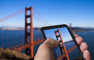 Schwarzes Handy macht Foto von Golden Gate Bridge