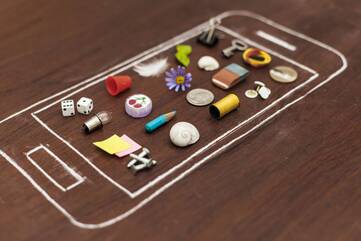 Kreidezeichnung eines Handys. Gegenstände werden als App-Icons benutzt