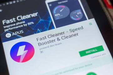 ein Smartphone zeigt im Store die App Fast Cleaner