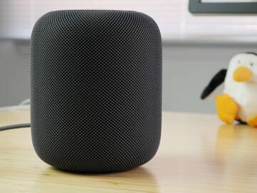 Apple HomePod in Space Gray in Nahaufnahme steht auf einem Holztisch