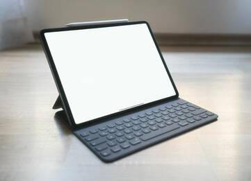 iPad Pro steht mit Tastatur auf Tisch