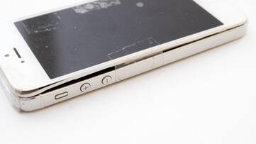 Weißes Smartphone mit gebrochenem Display