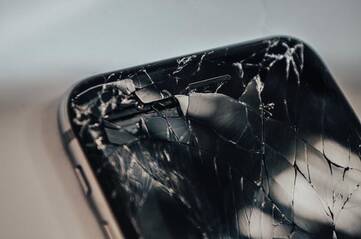 Schwarzes Smartphone mit gebrochenem Displayglas