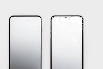 Zwei dunkle Smartphones nebeneinander