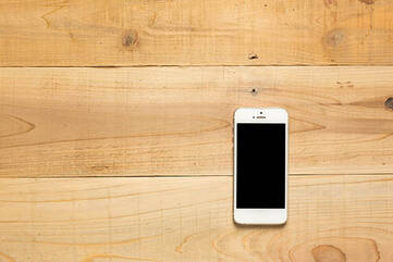 iPhone 6 Plus liegt auf Holz